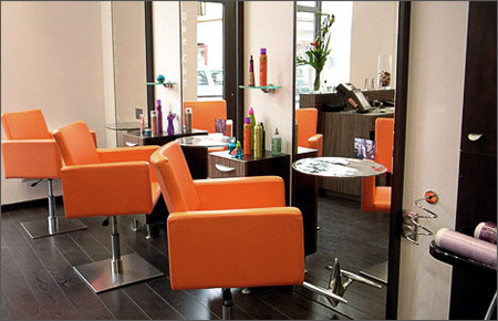 13.3" Spiegel TV für den Bereich Digital Signage, installiert in einem Friseursalon @ Beauty Salon in Österreich.