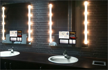 13.3" Lichtspiegel TV für den Bereich Digital Signage, installiert in einer öffentliche Toilette @ Fazz Singen in Deutschland.