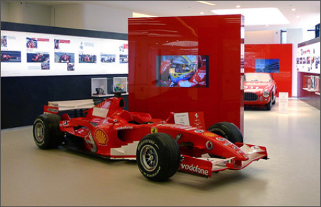 46.0" Glas TV für den Bereich Digital Signage, installiert in einem Ausstellungsraum  @ Ferrari in Israel.