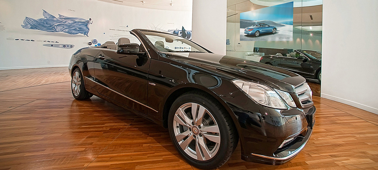 65.0" Glas TV für den Bereich Digital Signage, installiert in einem Gewerbebereich @ Mercedes Benz Showroom in Singapure.