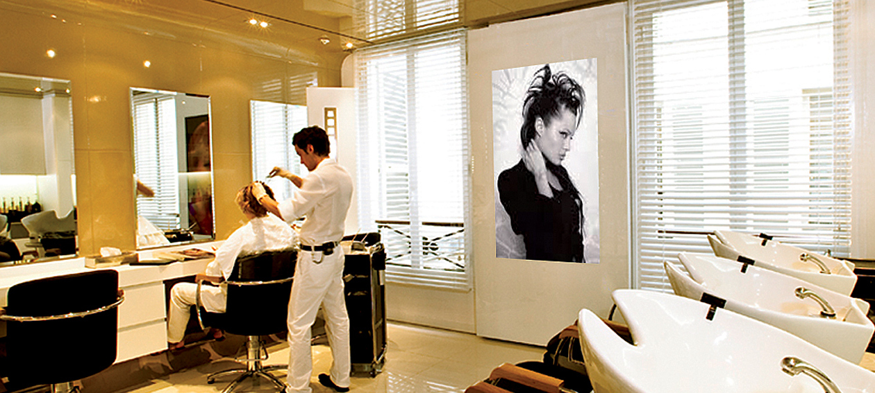 84.0" Glas TV für den Bereich Digital Signage, installiert in einem Friseursalon @ Salon Dessange Paris in Frankreich.