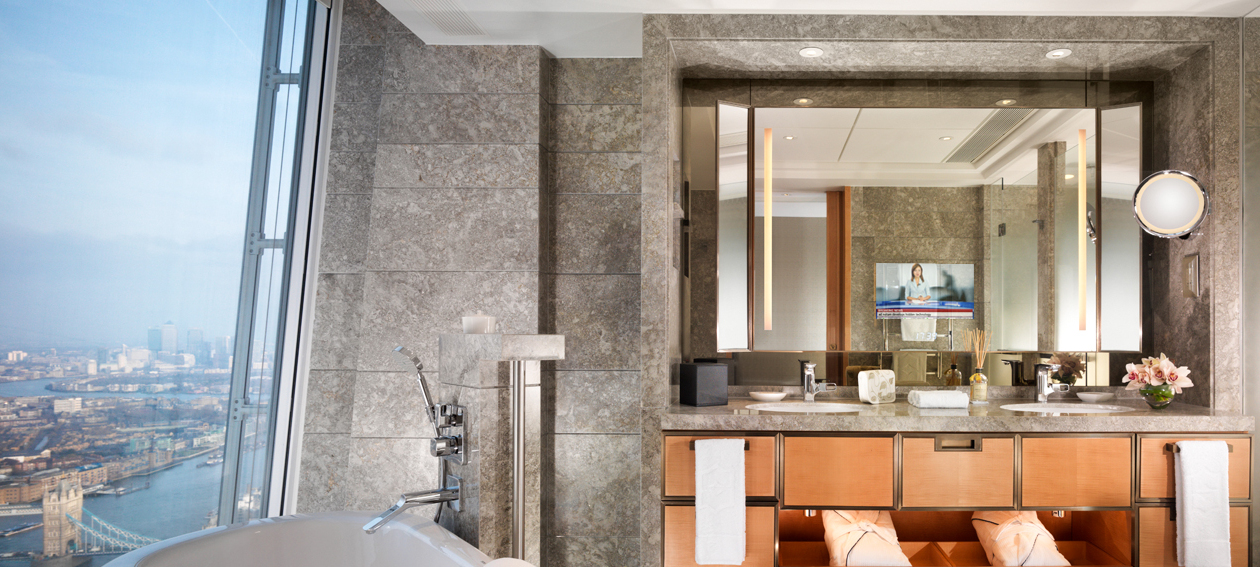 18.5‘‘ Lichtspiegel TV für den Bereich Gastgewerbe, installiert in einem Badezimmer @ Shangri La London in Großbritannien.