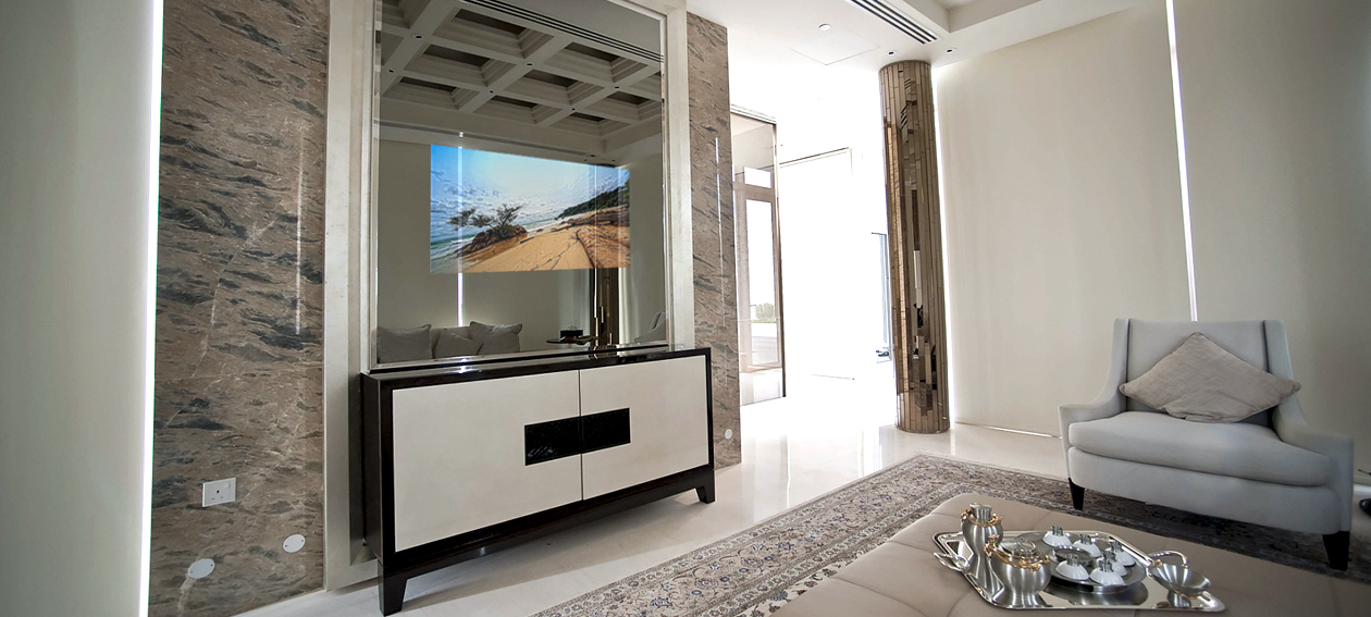55.0" Spiegel TV für den Bereich Wohnen, installiert in einem Wohnzimmer @ Ritz residence in Singapur.